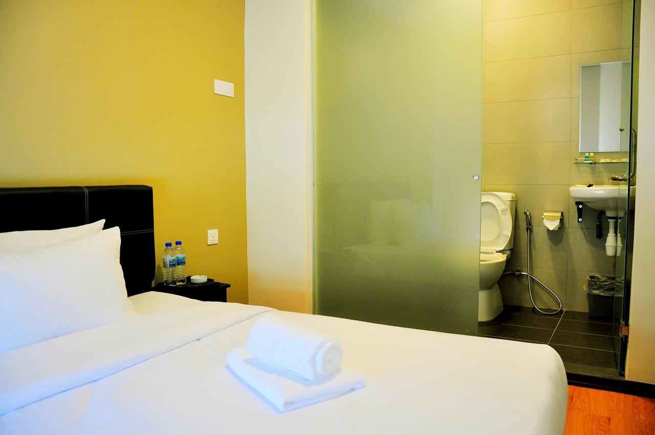 Gem Hotel Nusajaya  Kültér fotó
