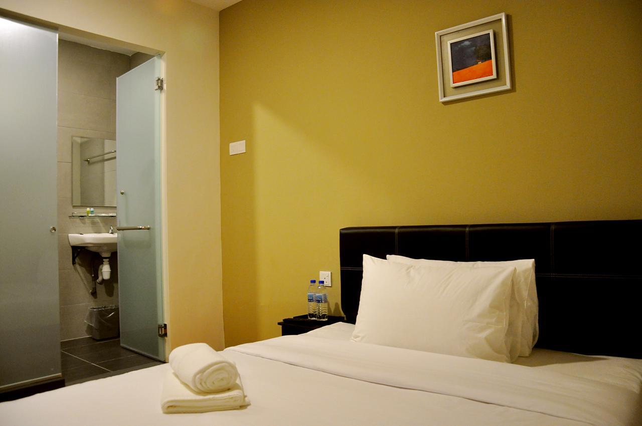 Gem Hotel Nusajaya  Kültér fotó