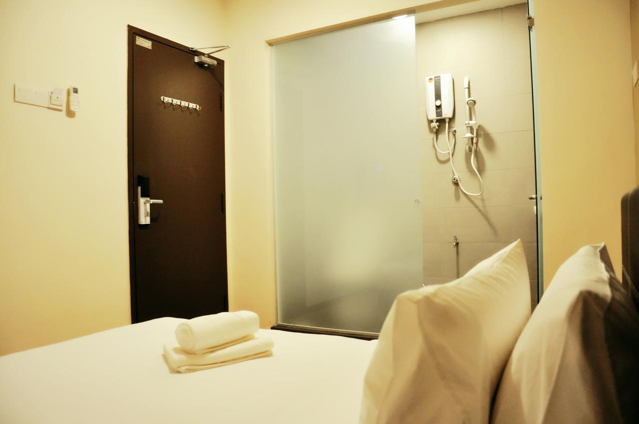 Gem Hotel Nusajaya  Kültér fotó