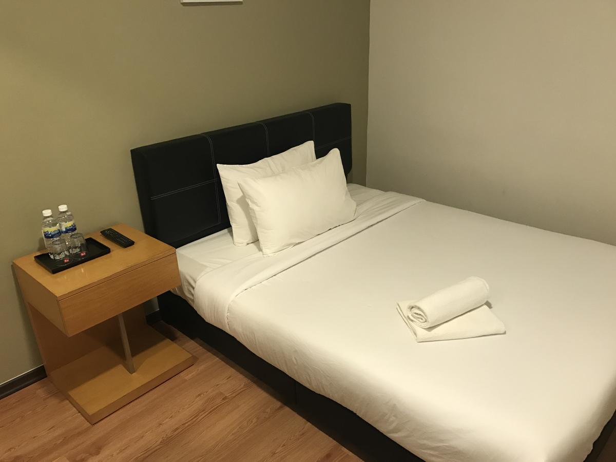 Gem Hotel Nusajaya  Kültér fotó